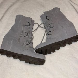 Sorel Joan of Artic Gray wedge leather suede. Waterproof. EUC. Retail $240.